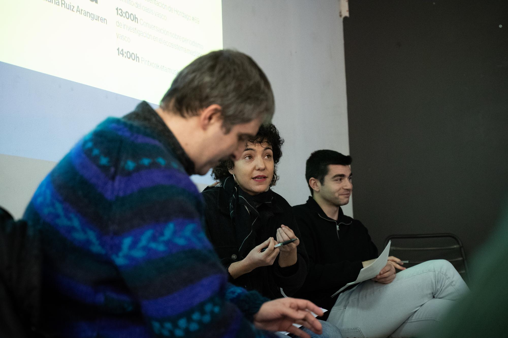 De izquierda a derecha, Zelaieta, Ruiz Aranguren y Balanzategi, presentando el número 69 de Hordago en Sarean.